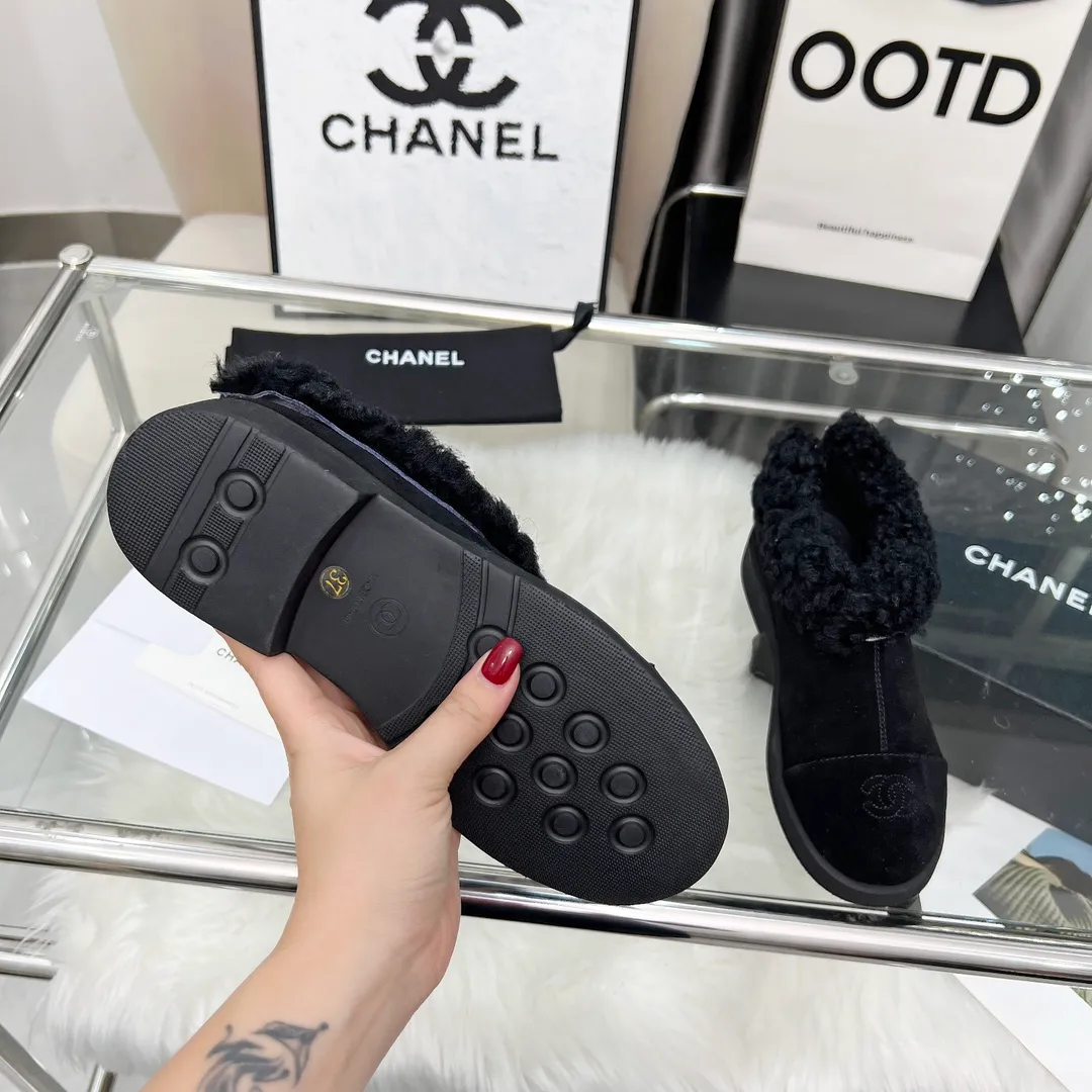 👟👟Ex-factory price 540👟👟 High version of Chanel CHANEL, 🌞🌞🌞Xiaoxiang’s latest 2025 autumn and winter short boots, a must-have item for this autumn and winter season! ! Ms. Chanel loves simple yet irresistible combinations to show her unique style. Mix and match freely to shine⚡Follow Grandma’s fashion steps! ! ! The top-notch craftsmanship and texture are perfectly presented. No matter any details, you can compare them with the counters. The best quality products can be entered and exited from the counters at will! ! ❶Material: imported cowhide/cow suede/wool ❷Lining: sheepskin lining ❸Feet: sheepskin ❹Outsole: original molded sole ❺Heel height: 3cm ❻Number of yards: 35-40 (40 and 41 are customized and non-refundable)